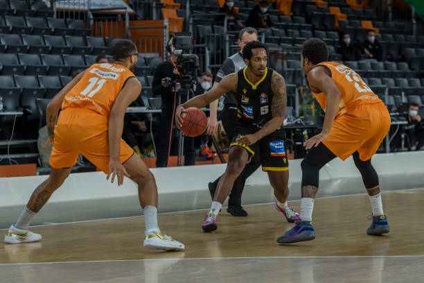 与防守端的 与防守端的